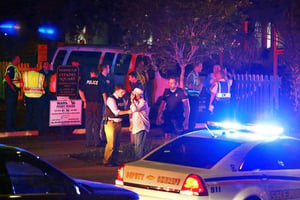 Des policiers devant l’église Emanuel AME, à Charleston, le 17 juin. © Wade Spees/AP/Sipa