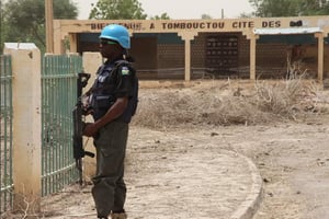 Un casque bleu de la mission de l’ONU au Mali, la Minusma, le 8 avril 2015 à Tombouctou, dans le Nord du Mali. © AFP/Sebastien Rieussec