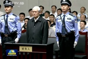 Le 11 juin, devant le tribunal de Tianjin. Convaincu de corruption, d’abus de pouvoir et de divulgation de secrets d’État, l’ex-Tigre suprême a pris cher. © AP/SIPA