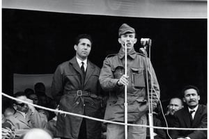 Le président algérien Ahmed Ben Bella (à g.) et son ministre de la Défense, Houari Boumédiène, en septembre 1962. © KAHIA/ARCHIVES J.A.