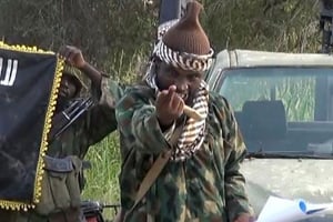Capture d’écran réalisée le 2 octobre 2014 d’une vidéo diffusée par Boko Haram, montrant le chef de file du groupe islamiste nigérian, Abubakar Shekau © AFP