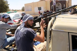 Des membres de la milice Fajr Libya le 29 avril 2015 à 80 kilomètres de Tripoli. © Mahmud Turkia/AFP