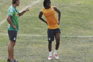 Hervé Renard à l’entraînement avec l’Ivoirien Gervinho,  le 22 janvier 2015 à Malabo, lors de la CAN en Guinée équatoriale. © Sunday Alamba/AP/SIPA