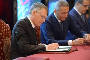 Moulay Hafid El Alamy, Carlos Tavares, le directeur général de PSA Peugeot Citroën, signe l’accord industriel d’installation d’une usine au Maroc en 2019. © AFP