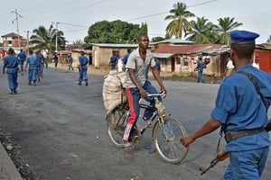 Des policiers burundais dans un quartier de Bujumbura, le 2 juin 2015 © AFP
