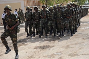 Des soldats somaliens le 12 avril 2015 à Mogadiscio, lors d’un défilé militaire. © AFP