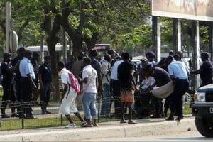 Des activistes sont arrêtés en mars 2015 à Luanda, Angola. © Estelle Maussion/AFP