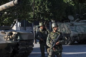 Des soldats de l’armée tunisienne en faction sur le mont Chaambi, près de la frontière algérienne. © AFP/Fethi Belaid