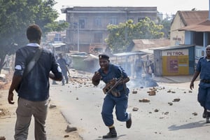 Heurts entre manifestants et policiers, le 10 juin 2015 à Buyenzi , dans la banlieue de Bujumbura. © Gildas Ngingo/AP/SIPA