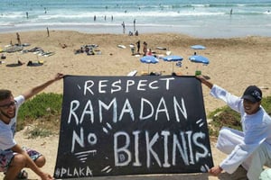 Un groupe de surfeurs marocains a lancé une campagne anti bikini. © AFP