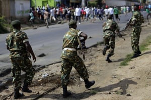 Des soldats des forces spéciales dispersent des manifestants anti-Nkurunziza en tirant en l’air dans le quartier de Musaga, à Bujumbura, le lundi 18 mai 2015. © Jerome Delay/AP/SIPA