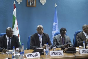 Le médiateur des Nations unies, Abdoulaye Bathily (2ème à gauche), lors d’une réunion pour la Mission d’observation électorale au Burundi, le 23 juin 2015 à Bujumbura. © Marco Longari/AFP