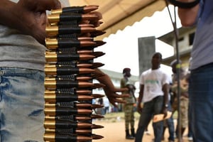 Un combattant rend ses munitions lors d’une campagne du gouvernement pour le désarmement à Abidjan, le 22 avril 2015. © Sia Kambou/AFP