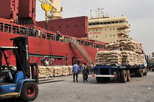 Vue du port d’Abidjan, le principal point d’entrée de marchandises en Côte d’Ivoire. © Olivier pour Jeune Afrique