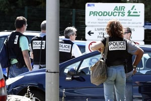 Des policiers devant l’usine Air Products où un attentat a été commis le 26 juin 2015 à Saint-Quentin-Fallavier. © Philippe Desmazes/AFP