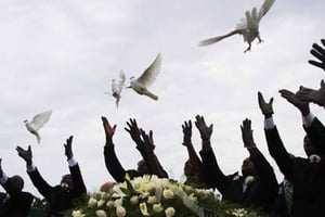Un lâcher de colombes lors des obsèques d’Ethel Lance, l’une des neuf victimes du massacre perpétré dans une église de Charleston. © AFP