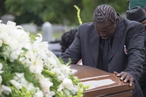 Le fils d’Ethel Lance, en prière devant le cercueil de sa mère, le 25 juin 2015, à Charleston. © Jim Watson/AFP