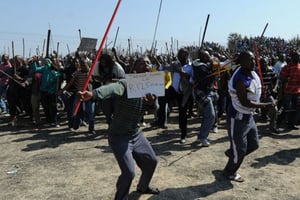 Manifestations de mineurs près de Rustenburg, le 16 août 2012 . © AFP/Stringer