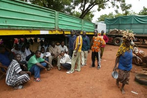 Des chauffeurs routiers ivoiriens attendent de pouvoir traverser la frontière entre le Mali et la Côte d’Ivoire. © AFP