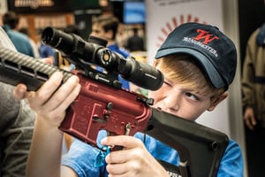 Enfant photographié lors de la convention de la National Rifle Association, en avril 2014 à Indianapolis. © MARK PETERSON/REDUX-REA