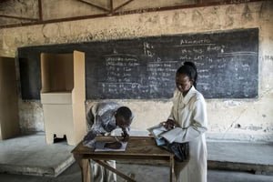 Une membre de la commission électorale (Ceni) enregistre un électeur à Bujumbura, le 28 juin 2015. © AFP/Marco Longari