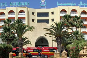 Devant l’hôtel Impérial Marhaba, près de Sousse, où un homme a ouvert le feu et tué au moins 38 personnes vendredi 26 juin. © BechirTaieb/AFP