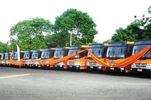 La compagnie de transport public Dakar Dem Dikk a commandé 475 autobus après du constructeur indien Ashok Leyland. © DR