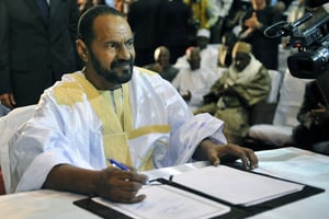 Sidi Brahim Ould Sidati, représentant de la Coordination des mouvements de l’Azawad, signant l’accord de paix d’Alger au Mali, le 20 juin 2015. © Habibou Kouyaté/AFP