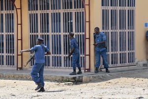 Des policiers burundais dans les rues de Bujumbura, le 4 juin 2015. © Berthier Mugiraneza/AP/SIPA