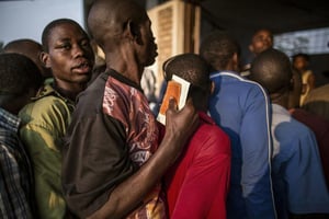 Des Burundais font la queue devant un bureau de vote à Bujumbura, le 29 juin 2015. © AFP