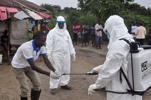 Des personnels de santé à Monrovia, le 30 juin 2015. © Abbas Dulleh/AP/SIPA