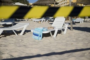 Photo prise le 27 juin 2015 montrant le cordon de sécurité après l’attentat dans un hôtel près de Sousse en Tunisie. © Kenzo Tribouillard/AFP