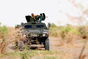 Un soldat nigérien patrouille dans le nord de Borno près de Maiduguri, au Nigeria, fief des islamistes de Boko Haram, le 5 juin 2015. © Quentin Leboucher/AFP