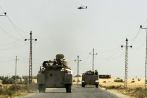 Des militaires égyptiens dans la désert du Sinaï, le 21 mai 2013. © AFP