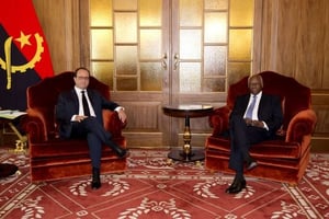 François Hollande et José Eduardo Dos Santos, président de la République angolaise depuis 1979, à Luanda, le 3 juillet.  En savoir plus sur http://www.lemonde.fr/politique/article/2015/07/03/en-angola-hollande-sacrifie-a-la-necessite-des-affaires_4669287_823448.html#Jz3yHS4Ts1YYh8xU.99 © Alain Jocard/AFP