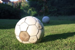 Un ballon de football en cuir  (image d’illustration) © Mark Botham / Flickr