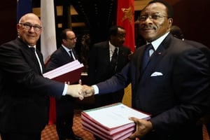 Les accords de financement ont été paraphés par Anne Paugam, directrice générale de l’AFD, Michel Sapin (g.), le ministre français des Finances, et Emmanuel Nganou Djoumessi (dr.), le ministre camerounais de l’Économie. © Présidence de la République française