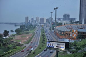 Le train urbain d’Abidjan devrait transporter environ 300 000 personnes par jour. © Nabil Zorkot pour Les Éditions du Jaguar