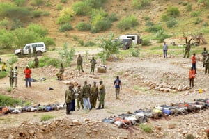 Policiers kényans sur les lieux d’une attaque des shebab à la frontière avec la Somalie. © AFP