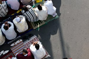 Prières durant le ramadan, à la sortie de la mosquée El Andalous, à Casablanca. © Alexandre Dupeyron/J.A.