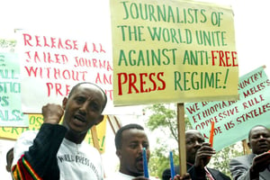 Des journalistes éthiopiens manifestent devant l’ambassade d’Éthiopie au Kenya, en mai 2006. © Sayyid Azim/AP/SIPA