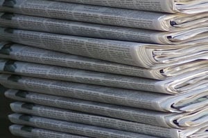 Une pile de journaux (photo d’illustration). © Valerie Everett / Flickr