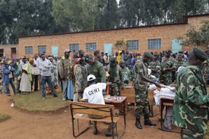 Des soldats burundais lors des élections législatives de juin 2015. © Gildas Ngingo/AP/SIPA