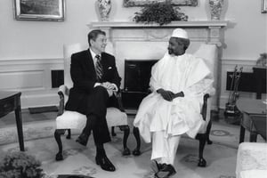 Le 19 juin 1987, Ronald Reagan le reçoit à la Maison Blanche, dans le Bureau ovale. © Jean-Louis Atlan/Corbis