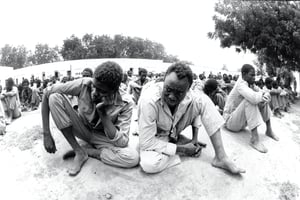 Prisonniers de guerre dans la cour de la maison d’arrêt de N’Djamena, 
en août 1983. © AFP