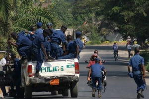 La police burundaise s’apprête à bloquer une route à Bujumbura, le 6 juillet 2015. © Landry Nshimiye/AFP