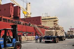 Embarquement du cacao au port d’Abidjan. © Olivier pour J.A.