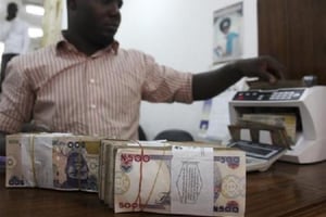 Le dollar américain s’échange contre plus de 300 nairas sur le marché noir, loin du taux officiel fixé à 197 nairas pour un dollar. © Akintunde Akinleye / Reuters