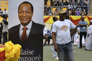 Un militant du CDP pose près d’une affiche de l’ancien président Blaise Compaoré, le 10 mai 2015 à Ouagadougou. © Ahmed Ouoba/AFP