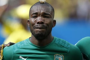 Le footballer ivoirien Geoffroy Serey Die en larmes pendant l’hymne national, avant la rencontre face à la Colombie, jeudi 19 juin 2014, à Brasilia . © Adrian Dennis / AFP